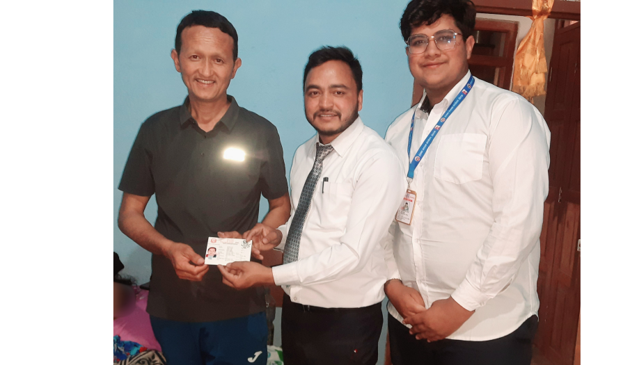 गौरीशंकर-५ की शारीरिक रूपमा अशक्त चन्द्रकला तामाङलाई घरमै पुगेर नागरिकता प्रदान गर्दै कार्यालय प्रमुख भरत कुमार दाश र कम्प्युटर अपरेटर ईश्वर आचार्य