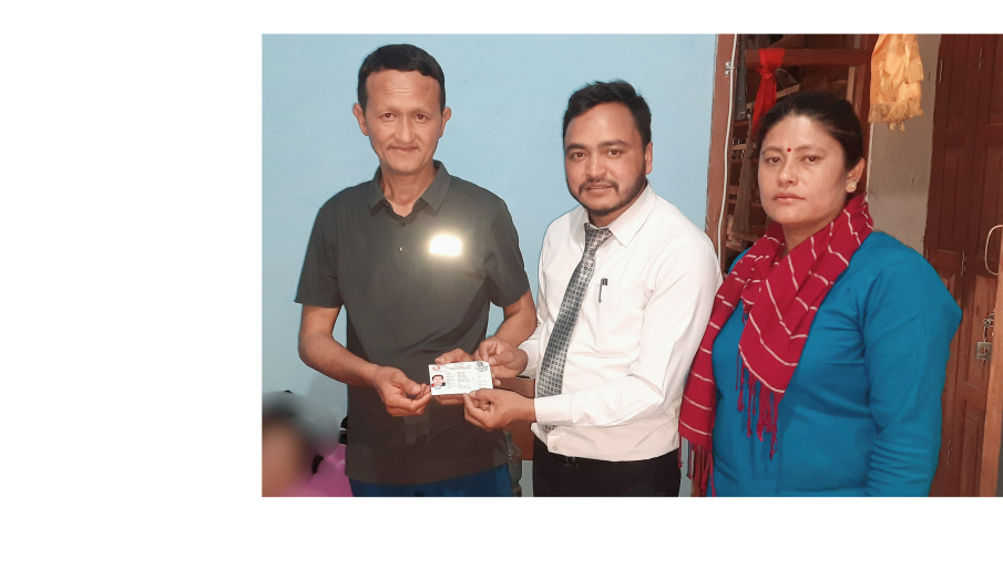 गौरीशंकर-५ की शारीरिक रूपमा अशक्त चन्द्रकला तामाङलाई घरमै पुगेर नागरिकता प्रदान गर्दै कार्यालय प्रमुख भरत कुमार दाश र सहयोगी कर्मचारी हिमा श्रेष्ठ